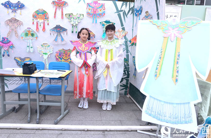 学生展示云肩服饰文化。人民网记者 陈燕摄 学生展示云肩服饰文化。人民网记者 陈燕摄