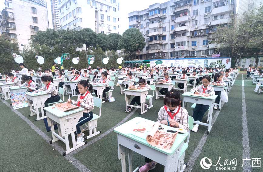 千人绘画活动。人民网记者 陈燕摄 千人绘画活动。人民网记者 陈燕摄