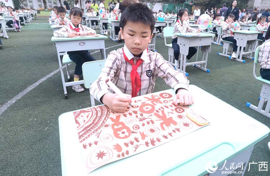 千人绘画活动。人民网记者 陈燕摄 千人绘画活动。人民网记者 陈燕摄