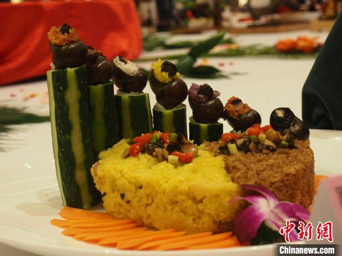 图为以螺蛳为食材之一的双色饭。 李娇阳 摄 图为以螺蛳为食材之一的双色饭。 李娇阳 摄