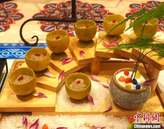 图为一道名为“紫荆罗汉蒸藕丸”的菜品。 李娇阳 摄 图为一道名为“紫荆罗汉蒸藕丸”的菜品。 李娇阳 摄