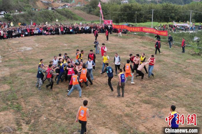 广西柳州多人抢玩“东方橄榄球”