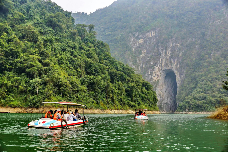 嘉宾畅游川洞河。覃保泉摄