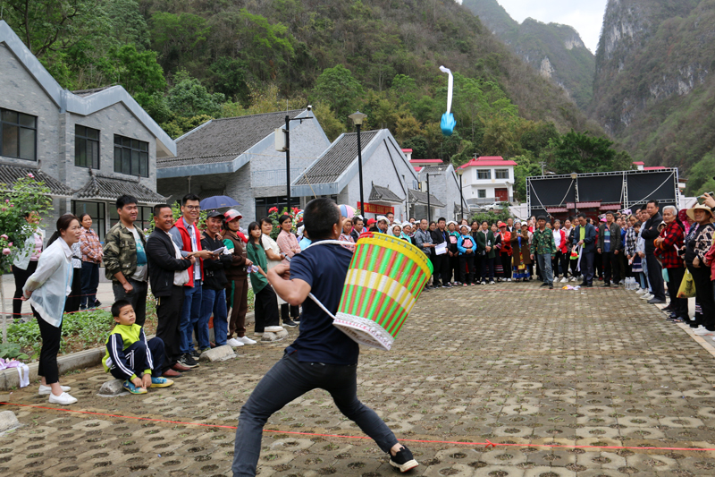 背篓绣球赛。范进摄