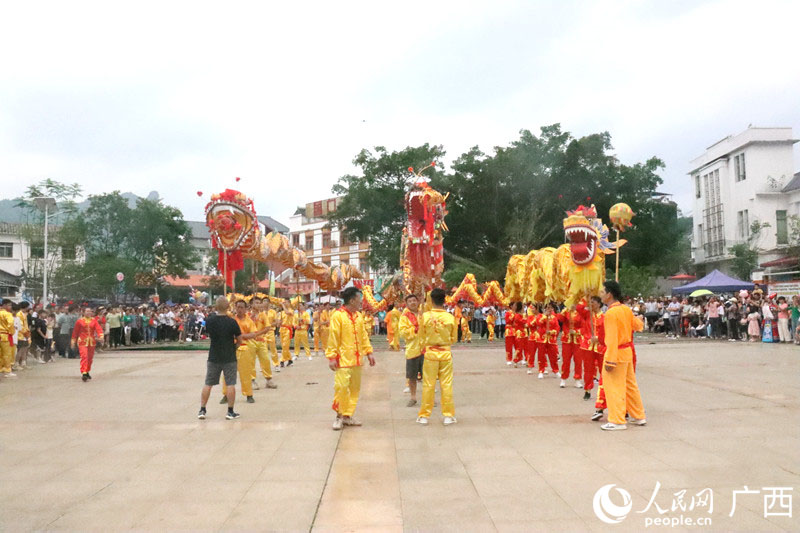 舞龙表演。人民网记者 陈燕摄