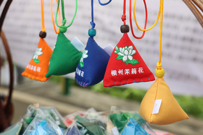 茉莉花“1+9”展销一条街上的茉莉香包。黄桂兰摄