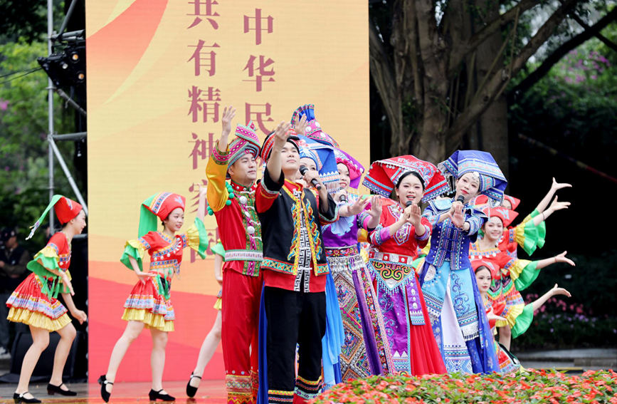 歌伴舞《山海欢歌》。黄云摄