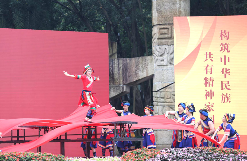 舞蹈《长桌酒》。黄云摄