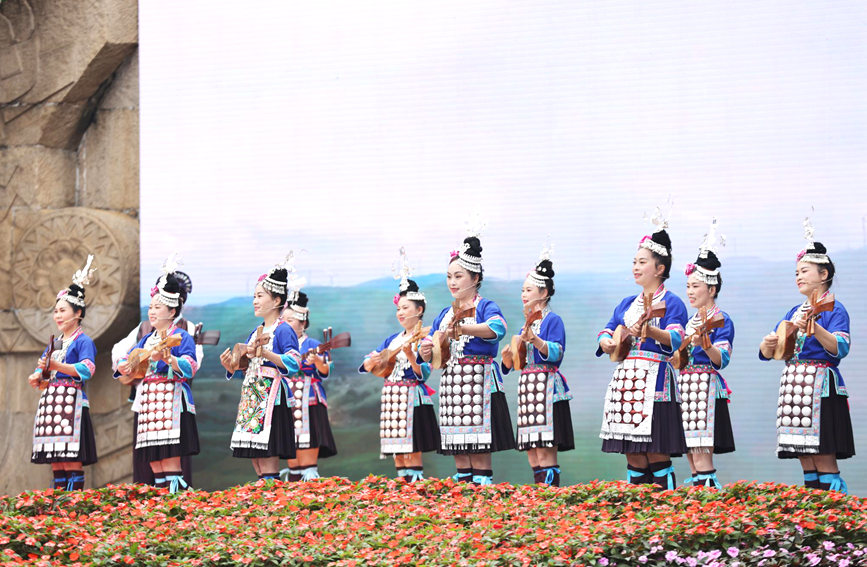 弹唱《琵琶声声话同心》。黄云摄