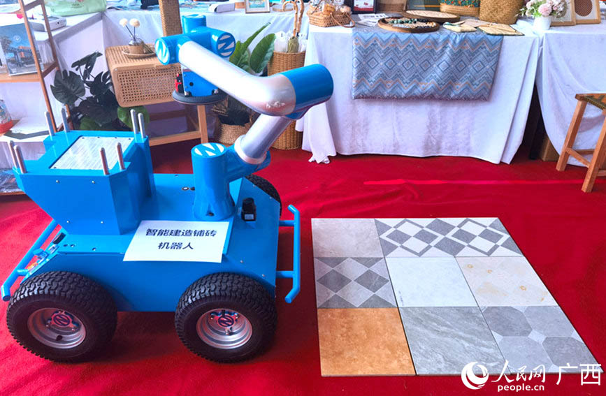 广西建设职业技术学院的智能建造铺砖机器人现场演示铺砖。人民网记者 陈燕摄