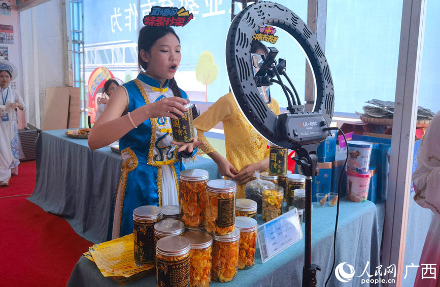 防城港市理工职业学校的学生进行直播带货。人民网记者 陈燕摄