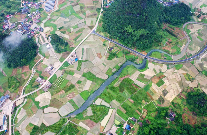 阡陌纵横的田野。