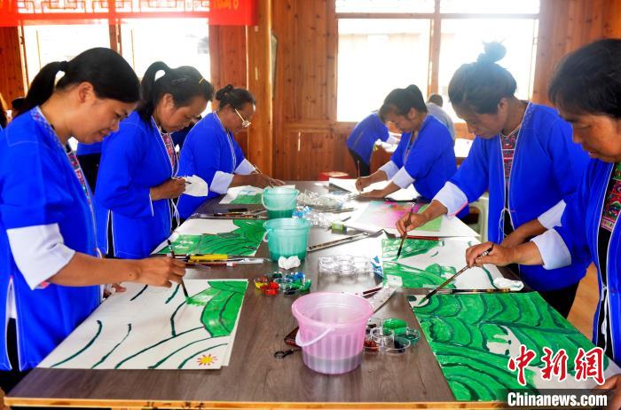 图为学员练习上色。　滚亿忠 摄