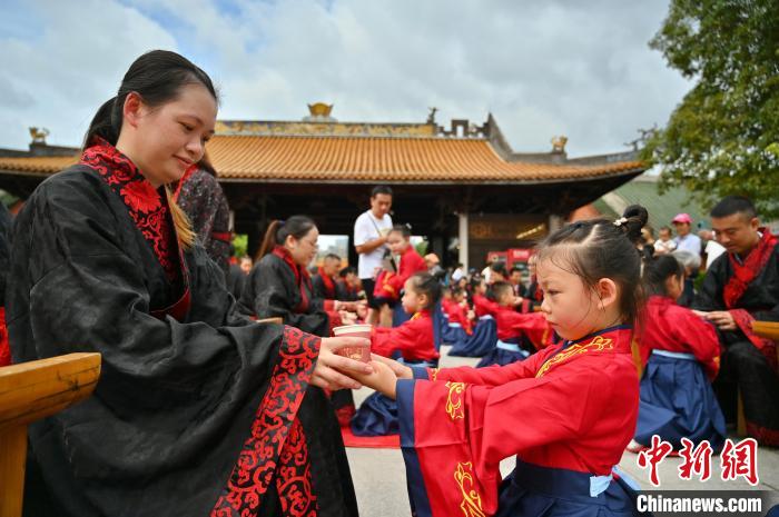 孩童向家长敬茶。 俞靖 摄 孩童向家长敬茶。 俞靖 摄