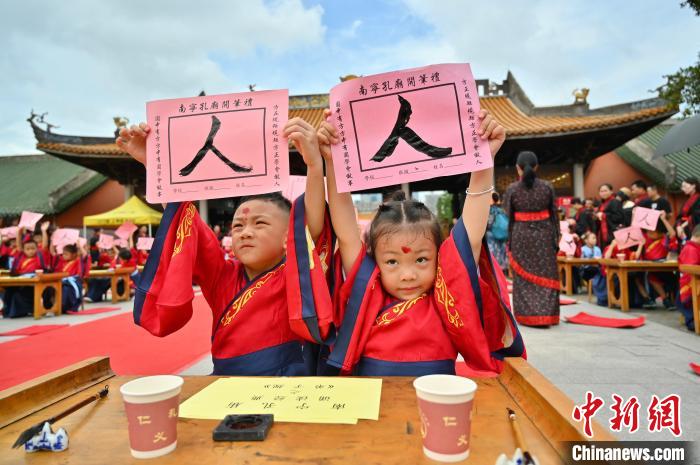 小朋友们展示各自写的“人”字。 俞靖 摄 小朋友们展示各自写的“人”字。 俞靖 摄