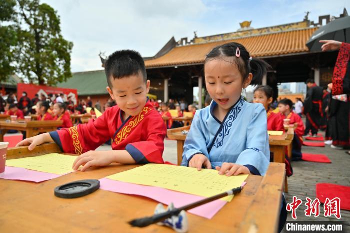 小朋友诵读《弟子规》。 俞靖 摄 小朋友诵读《弟子规》。 俞靖 摄