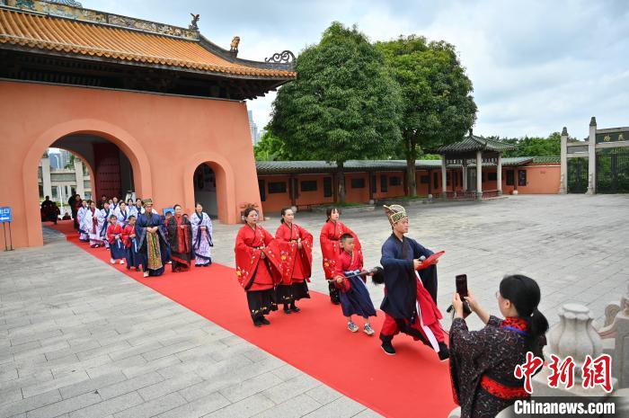 师生身着汉服提笔入庙。 俞靖 摄 师生身着汉服提笔入庙。 俞靖 摄