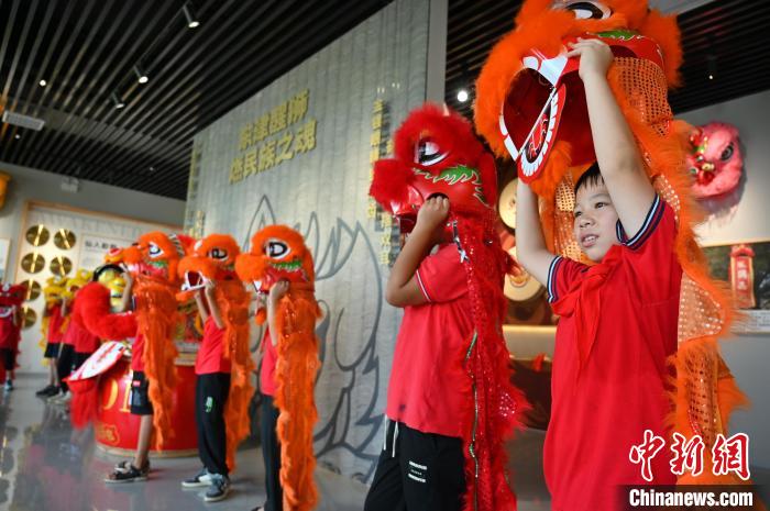 小朋友学习醒狮表演。 俞靖 摄 小朋友学习醒狮表演。 俞靖 摄