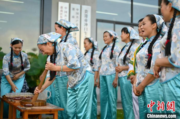 图为客家擂茶表演。 俞靖 摄 图为客家擂茶表演。 俞靖 摄
