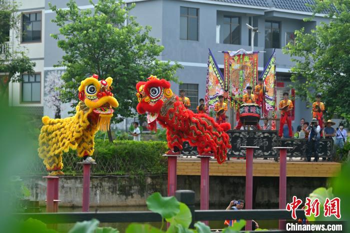 图为水上醒狮。 俞靖 摄 图为水上醒狮。 俞靖 摄