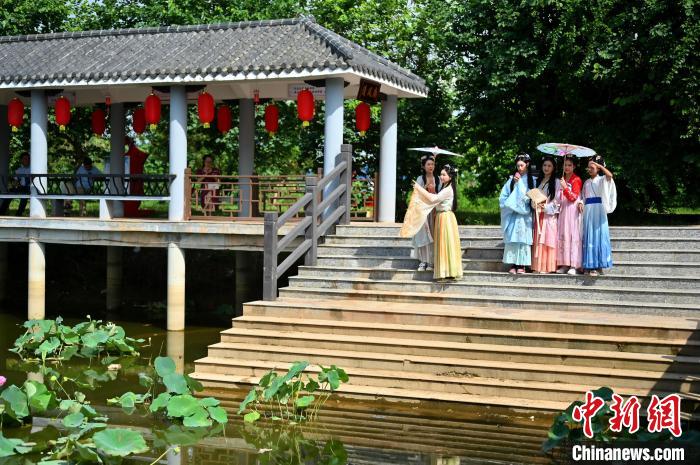 图为汉服爱好者游园赏花。 俞靖 摄 图为汉服爱好者游园赏花。 俞靖 摄