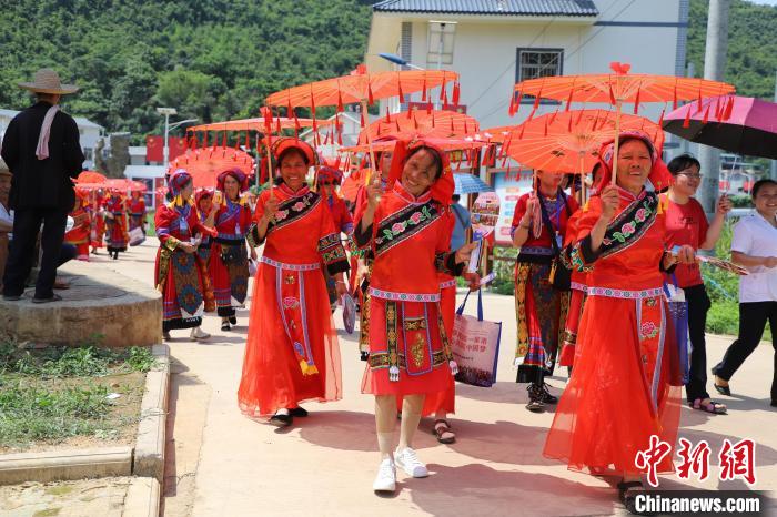 身着少数民族服装的外嫁女回到四安村参加活动。 陆原令 摄 身着少数民族服装的外嫁女回到四安村参加活动。 陆原令 摄