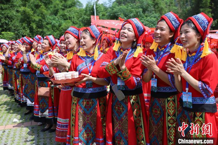 民众在活动现场积极参与互动。 陆原令 摄 民众在活动现场积极参与互动。 陆原令 摄