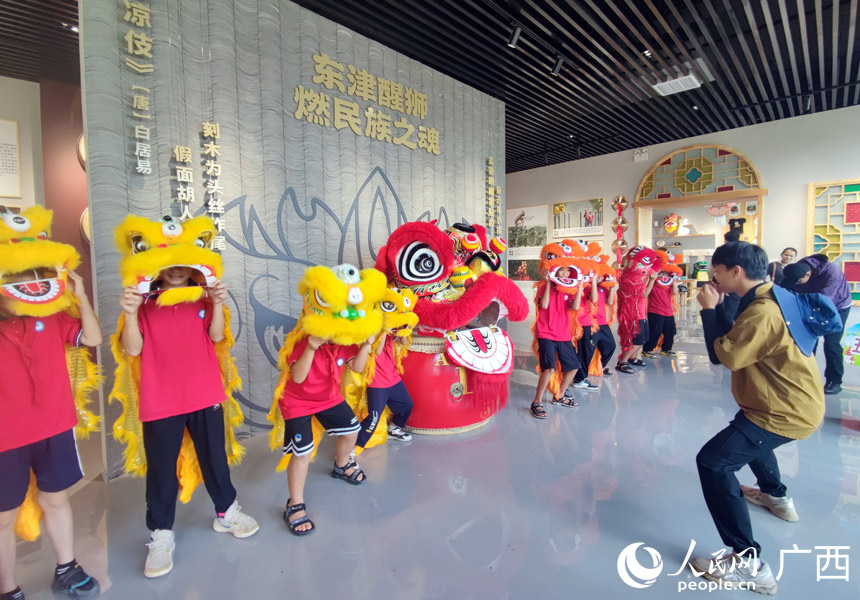 孩子们进行醒狮学习。人民网记者 王勇摄