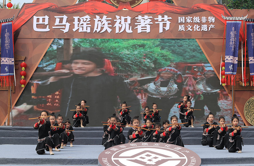 瑶族射弩表演。梁琼之摄