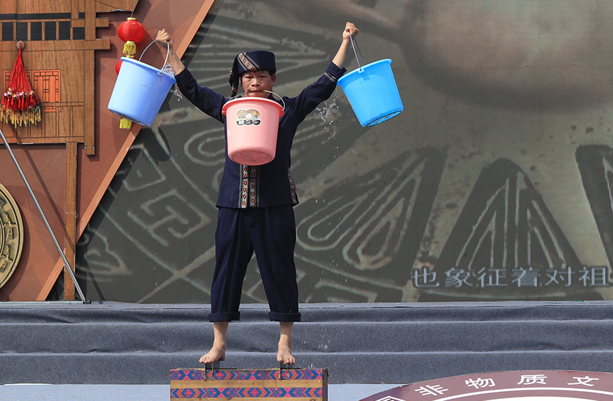 踩钢刀绝技展示。梁琼之摄