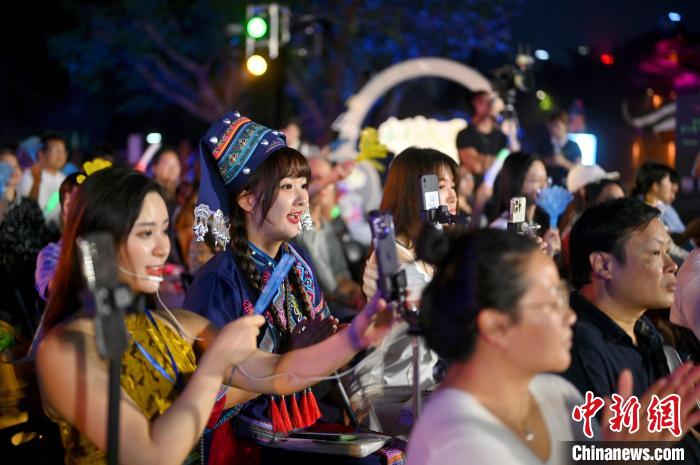 图为主播身着壮乡民族服饰直播推介民歌表演。 俞靖 摄
