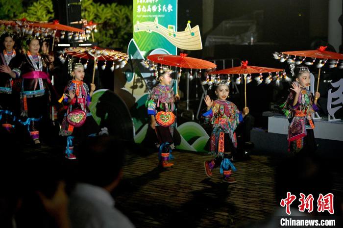 图为小歌手身着侗族服饰入场表演。 俞靖 摄