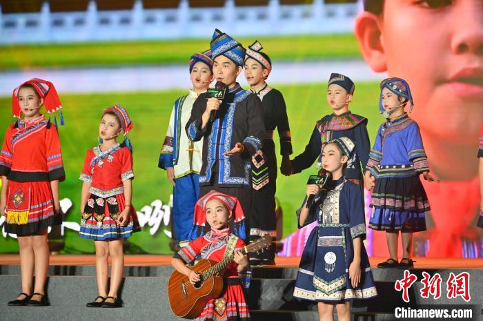 图为山歌少年演唱歌曲《心中的歌献给党》。 俞靖 摄