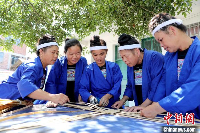 图为侗族妇女在学习竹编技艺。龚普康 摄