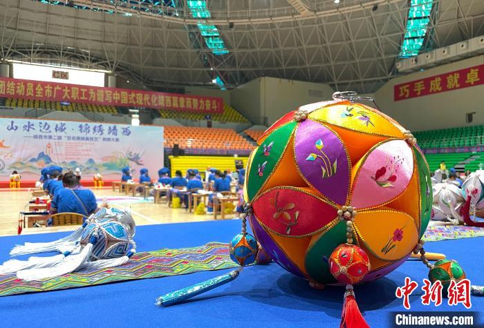 图为比赛现场展示的绣球作品。王伟臣 摄