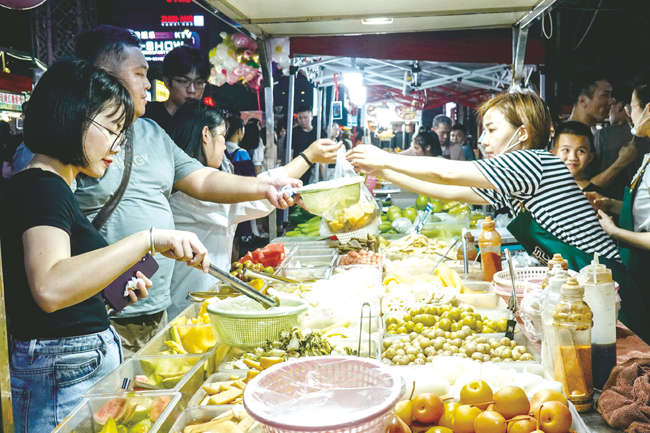 市民在西平夜市选购酸嘢。记者叶子榕摄