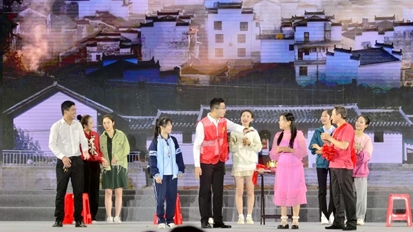 文艺演出现场。闭业然摄