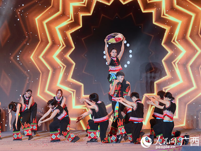 南宁CY舞团街舞《画桂》。人民网 付华周摄