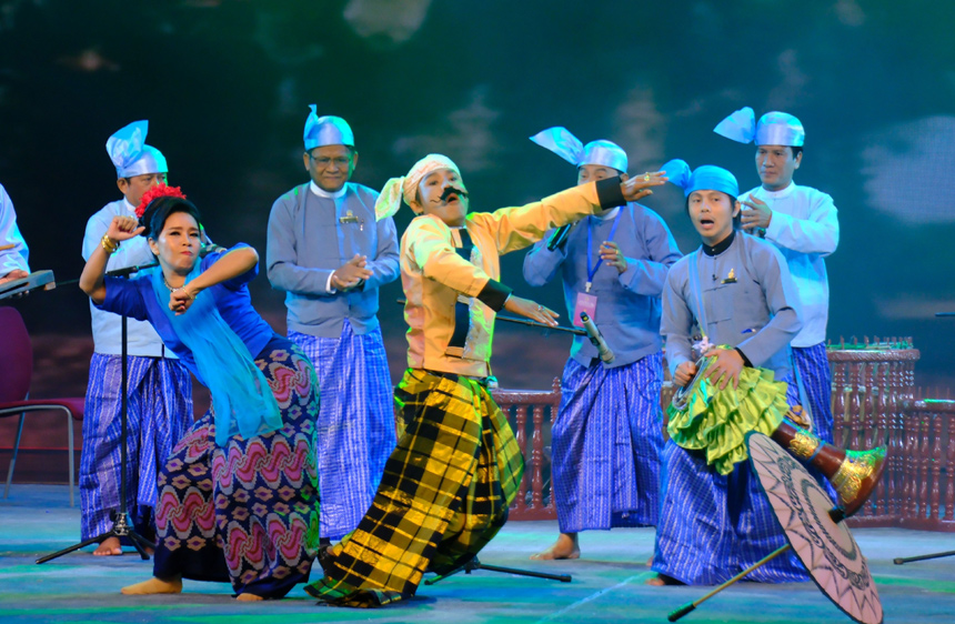 缅甸艺术家表演《银权》。