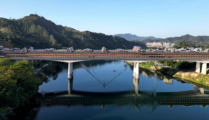 无人机航拍的三江侗族自治县宜阳风雨桥美景。