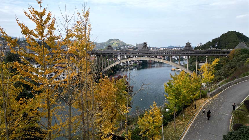 无人机航拍的三江侗族自治县三江风雨桥美景。