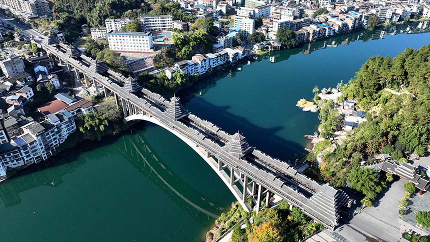无人机航拍的三江侗族自治县三江风雨桥美景。