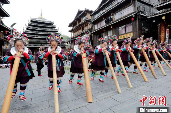 图为村民在吹地筒。龚普康 摄