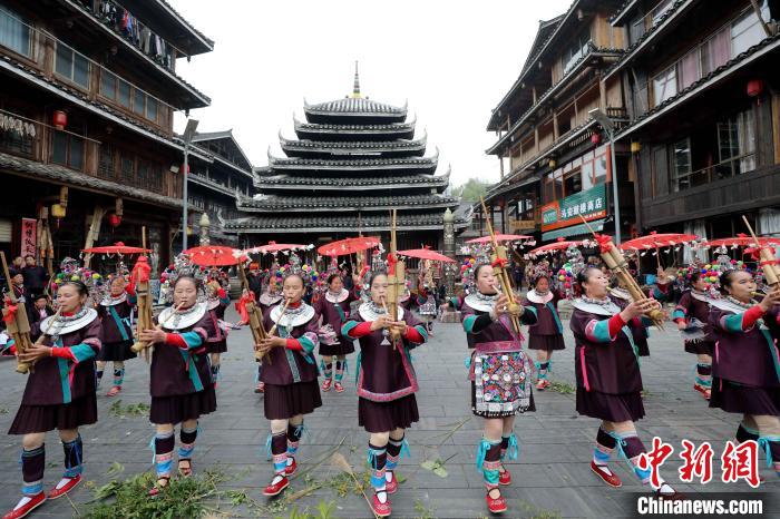 图为侗族妇女在吹芦笙。龚普康 摄