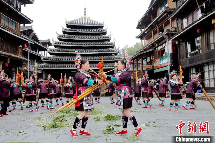 图为侗族妇女在表演芦笙踩堂。龚普康 摄