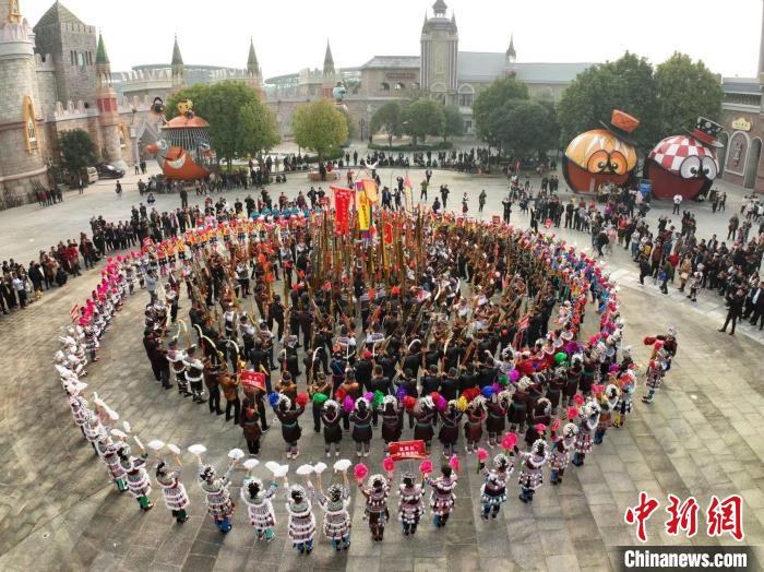 图为参赛选手围成圆圈共同奏起芦笙,洪亮的乐声响彻天际。黄云 摄