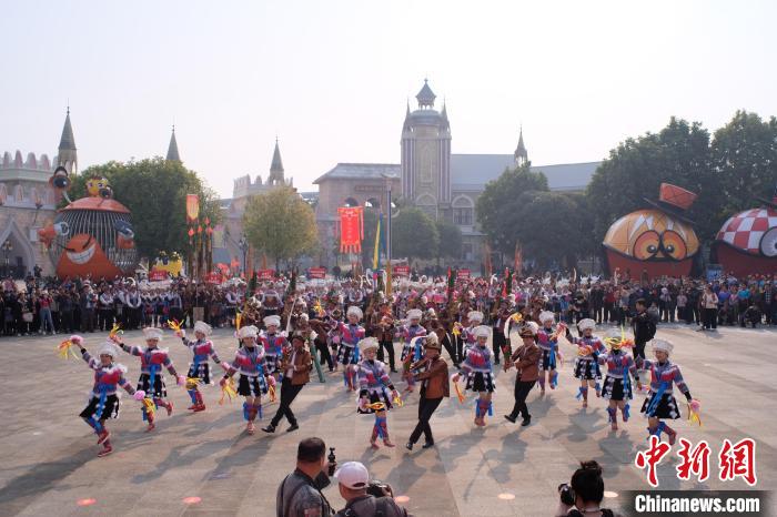 图为参赛选手吹起芦笙跳起舞。刘俊聪 摄