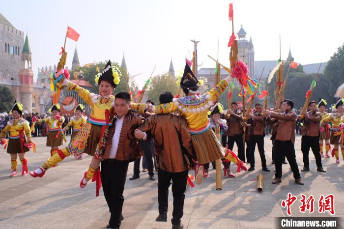 图为参赛选手展示“绝活”。刘俊聪 摄