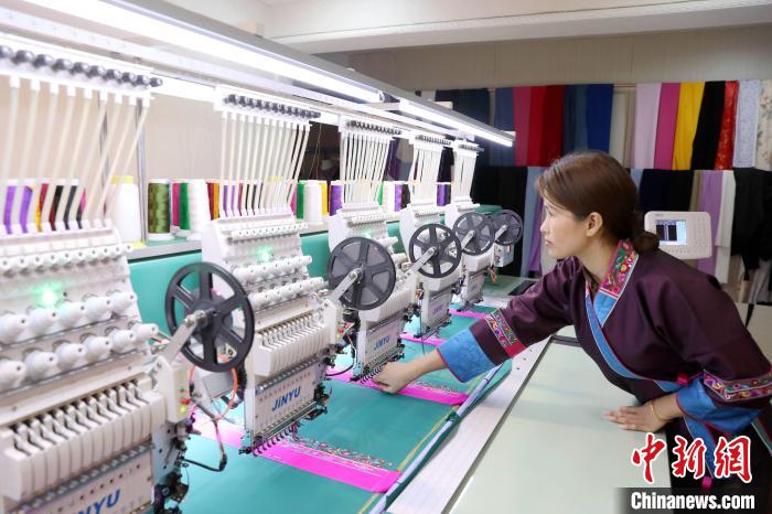 图为绣片生产过程中。龚普康 摄