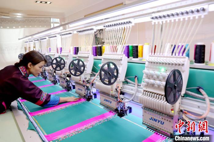 图为绣片生产过程中。龚普康 摄